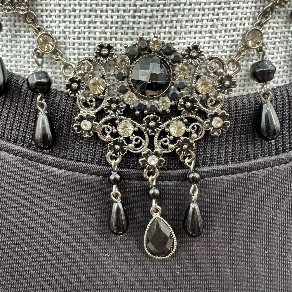 VCLM black bead and rhinestones necklace with matching earrings - Picture 11 of 11